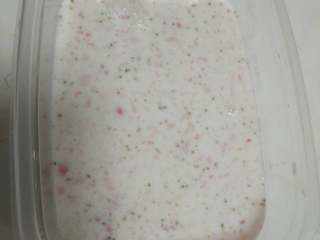 草莓冰激凌,倒入盒子放冰箱冷冻。
