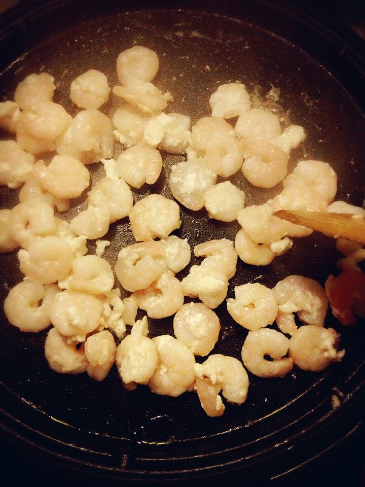 水晶虾仁肠粉,锅里热油，虾仁炒变色，盛出来待用