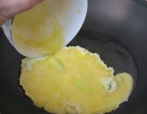 大酱炒鸡蛋 ,炒锅烧热倒入5大勺油，油温6成热时倒入蛋液，再不离开火的情况下，上下左右摇晃炒锅，使蛋液铺满整个锅底。