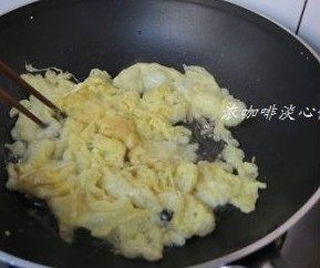 大酱炒鸡蛋 ,待蛋液半凝固时用筷子播散成小块。
