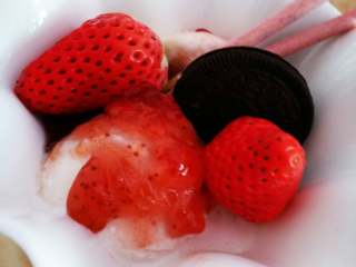 草莓冰激凌,搭配草莓果酱和草莓饼干装饰一下。