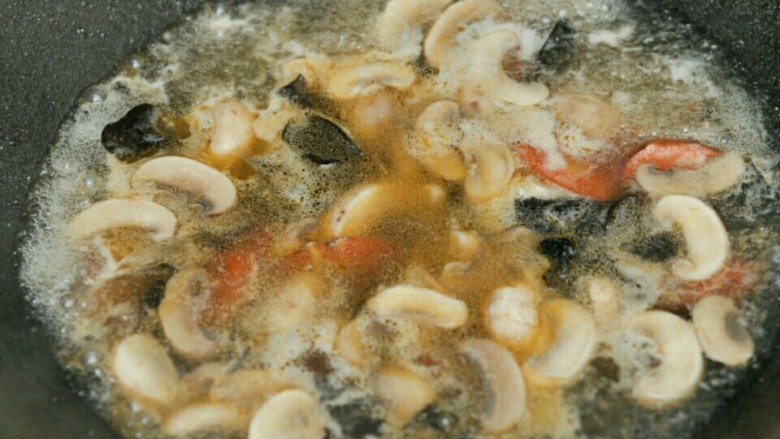 口菇烩豆腐,炒两分钟后加水焖煮至熟。