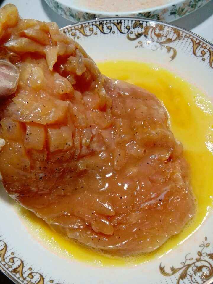“韩式炸鸡排”绅士私房菜,鸡排均匀沾一下鸡蛋液再沾一下面包糠。