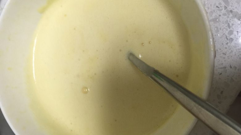 卡仕达酱,将搅拌均匀的蛋奶液过筛后倒回奶锅里