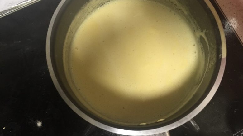 卡仕达酱,重新用小火加热，边加热边不断搅拌，直到蛋奶液变得浓稠细滑状态。立即离火并将奶锅放入凉水盆里，使它快速冷却。如此，卡仕达酱就做好了