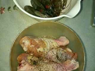 西班牙海鲜饭,先将鸡腿用黑胡椒和盐淹制入味。