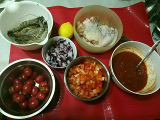 西班牙海鲜饭,各样都备好，图片里少了青椒和香菜，忘记拍下了。