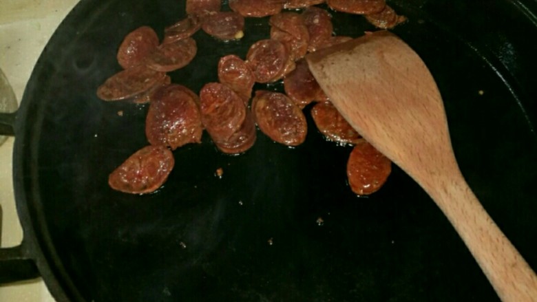 西班牙海鲜饭,chorizo辣肠放锅里炒出香味。