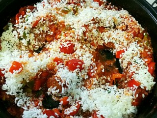 西班牙海鲜饭,加入大米炒匀。