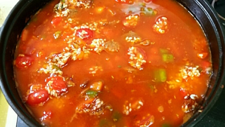 西班牙海鲜饭,再倒入高汤（水），把藏红花、盐和黑胡椒都加进去。