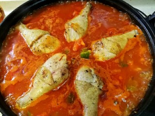 西班牙海鲜饭,再把鸡腿码到锅里，盖上盖，中火煮开再转小火焖。看鸡腿差不多熟了，放进大虾（这一步我忘记照了）就是两个鸡腿间放一只虾，就这样码好，盖盖子焖5分钟。