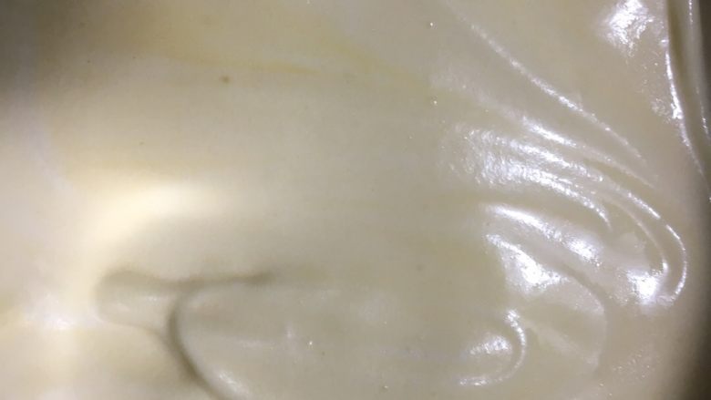 红丝绒棉花蛋糕卷,轻轻快速的，如同炒菜一般的手法翻拌均匀，不可打圈搅拌