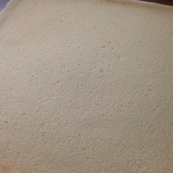 红丝绒棉花蛋糕卷,揭去底部的油纸，毛巾底就出现了，好啦，可以做蛋糕卷了
这面卷是正卷，如果要毛巾底在外面，那就再反转一次