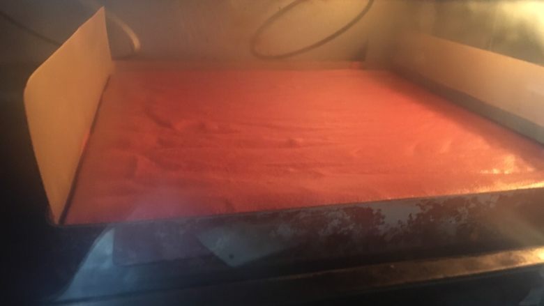 红丝绒棉花蛋糕卷,我是喜欢新年红火一点，在面糊里加了10克的红曲粉，烤了个红丝绒的，其过程都一样
