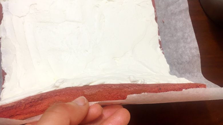 红丝绒棉花蛋糕卷,再提起油纸慢慢往里卷