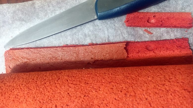 红丝绒棉花蛋糕卷,卷到头后，拿刀斜斜的成45度角切掉一点边