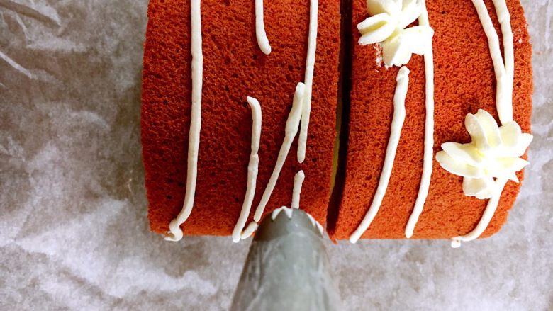 红丝绒棉花蛋糕卷,点上两朵小花