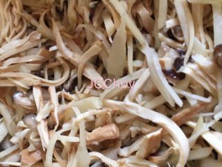 银丝芥菜,锅入油，依次加入笋丝、香菇丝、豆干丝，煸炒至半熟，盛出备用。