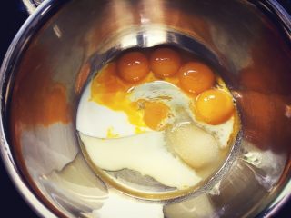 红丝绒裸蛋糕,🎀将鸡蛋的蛋黄和蛋白分离，分别放入无油无水干净的器皿中。
🎀在装蛋黄的器皿中，加入牛奶40g.玉米油40g.砂糖30g。