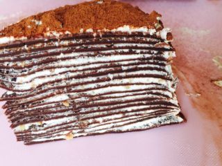 巧克力千层,最上层在撒上巧克力粉 那就完成了 放入冰箱 口感更好