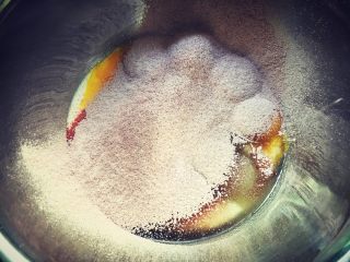 红丝绒裸蛋糕,🎀将可可粉3g.红曲粉5g.低筋面粉80g拌匀，筛入有蛋黄的器皿中。
🎀这个时候可预热烤箱，180°C.上下管，30分钟。