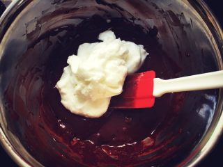 红丝绒裸蛋糕,🎀装有蛋清的器皿加入几滴柠檬汁，再加入三分之一的砂糖（蛋清专用），用打电动打蛋器打发。。之后再分两次加入砂糖，打发到泡沫细腻有光泽就可以了。
🎀打发好的蛋清分三次加入蛋黄液中。