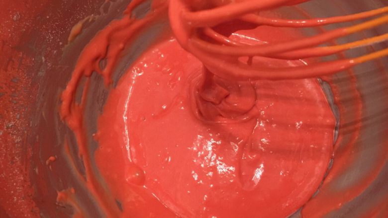 草莓棉花糖蛋糕卷,再筛入红曲粉，滴入1滴红色色素，拌至无干粉