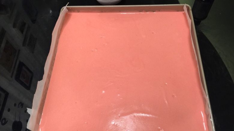 草莓棉花糖蛋糕卷,倒入方形烤盘内，表面刮平