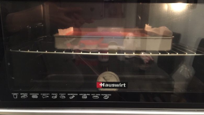 草莓棉花糖蛋糕卷,烤箱预热150度上下火中层30分钟