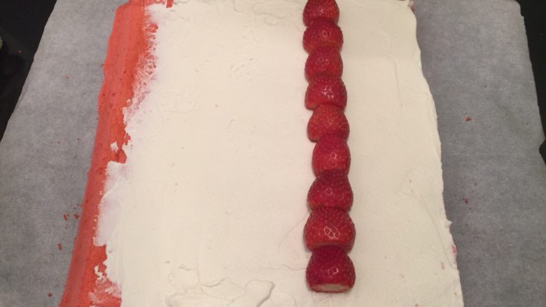 草莓棉花糖蛋糕卷,蛋糕片出炉后盖上油纸，倒扣放至微热，<a style='color:red;display:inline-block;' href='/shicai/ 8197'>淡奶油</a>加糖打发至六七成，抺在蛋糕正面，放上洗净擦干的草莓