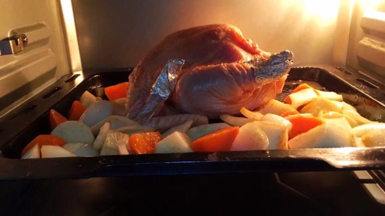 金鸡送福～烤鸡,.烤箱预热，将胡萝卜，洋葱，土豆铺在烤盘中，将鸡放在土豆洋葱上200度上下火烤半小时
