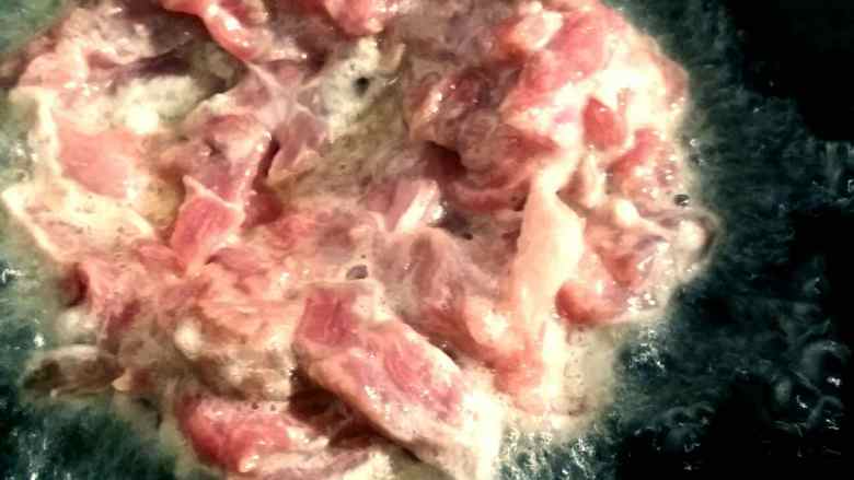 “麻辣牛肉”绅士私房菜,锅内烧油，放入牛肉滑溜。