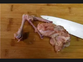 鸡翅包饭,用刀将鸡翅的骨头剔除干净，留下鲜嫩的肉，像布袋的样子。