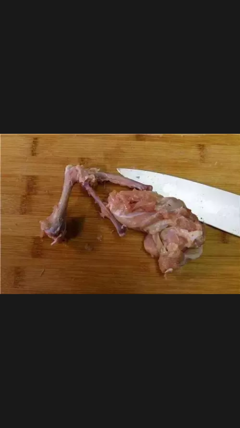 鸡翅包饭,用刀将<a style='color:red;display:inline-block;' href='/shicai/ 96'>鸡翅</a>的骨头剔除干净，留下鲜嫩的肉，像布袋的样子。