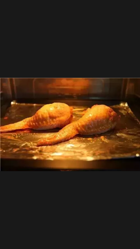 鸡翅包饭,然后放入220°烤箱15分钟，翻过来，烤箱调成200°再烤8分钟就可以了。