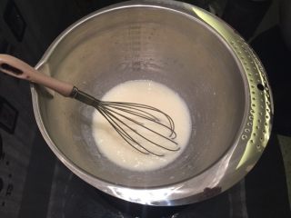 焦糖味戚风蛋糕（后蛋法）,温牛奶+玉米油，搅拌至乳化