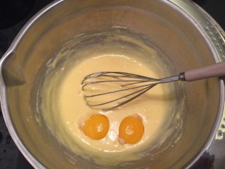焦糖味戚风蛋糕（后蛋法）,分次加入蛋黄