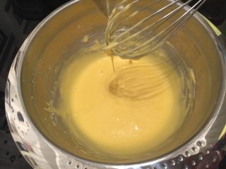 焦糖味戚风蛋糕（后蛋法）,拌至顺滑的蛋黄糊