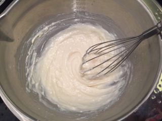 焦糖味戚风蛋糕（后蛋法）,筛入低粉，顺时针拌匀