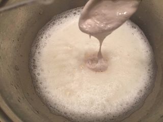 焦糖味戚风蛋糕（后蛋法）,蛋白打至粗泡，滴入柠檬汁和少许盐，少量多次将棉花糖加入蛋白内