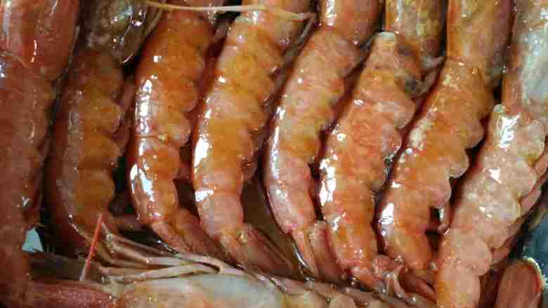 烤虾,<a style='color:red;display:inline-block;' href='/shicai/ 296'>大虾</a>洗净，撒上一层盐，再用韩国烧烤酱味上。