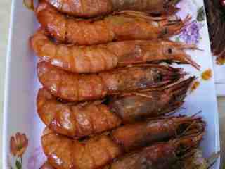 烤虾,期间用刷子往两面刷酱。