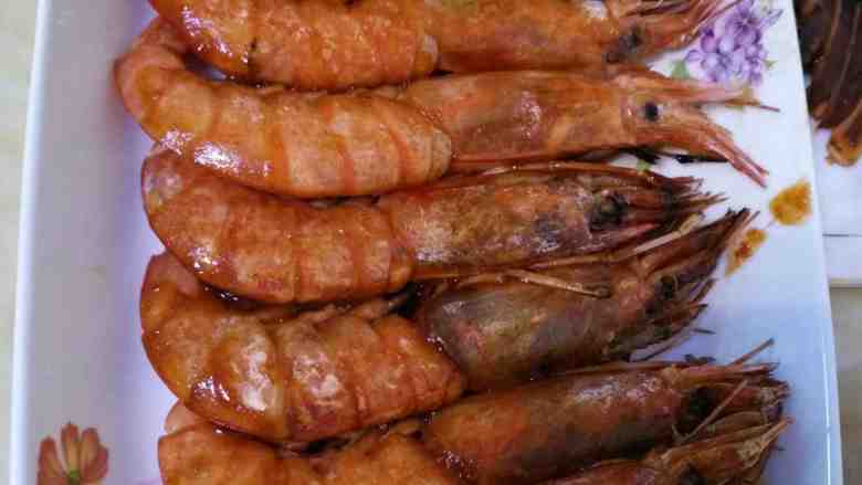 烤虾,期间用刷子往两面刷酱。
