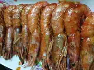 烤虾,个人不喜欢蒜，吃不出虾的味道，喜欢吃的可以放点蒜末和红绿尖椒碎撒上面更好看。这样也很好吃。