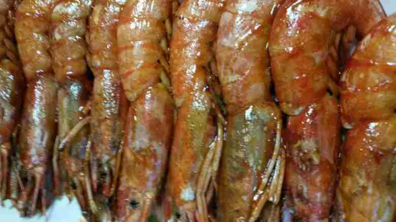 烤虾,个人不喜欢蒜，吃不出虾的味道，喜欢吃的可以放点蒜末和红绿尖椒碎撒上面更好看。这样也很好吃。