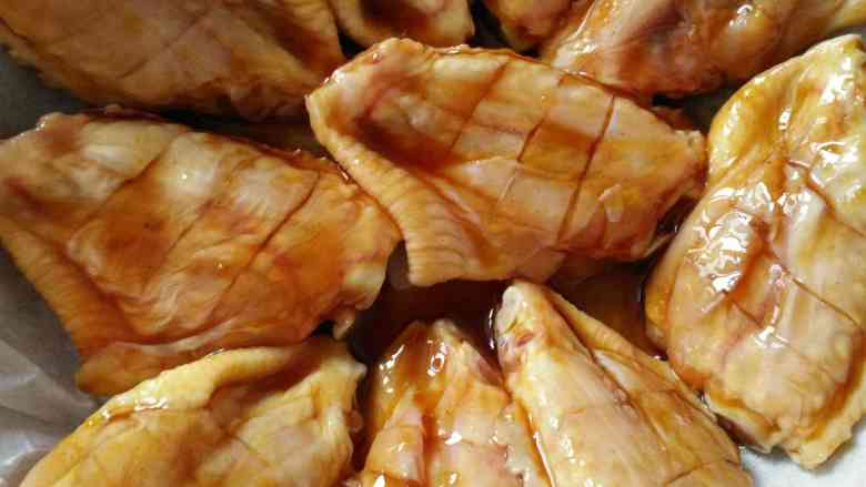 香辣烤翅,鸡翅洗净，用盐五香粉和烤鸡翅调料味上，鸡翅上划几道更入味。