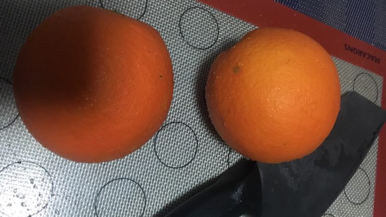 蟹酿橙,准备两个大小均匀的橙子，清洗干净