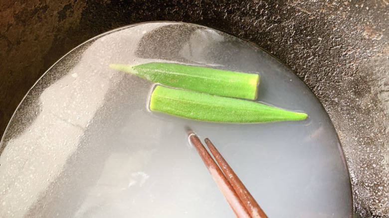 秋葵煎蛋,锅烧热水，加入洗净的秋葵进行汆烫。