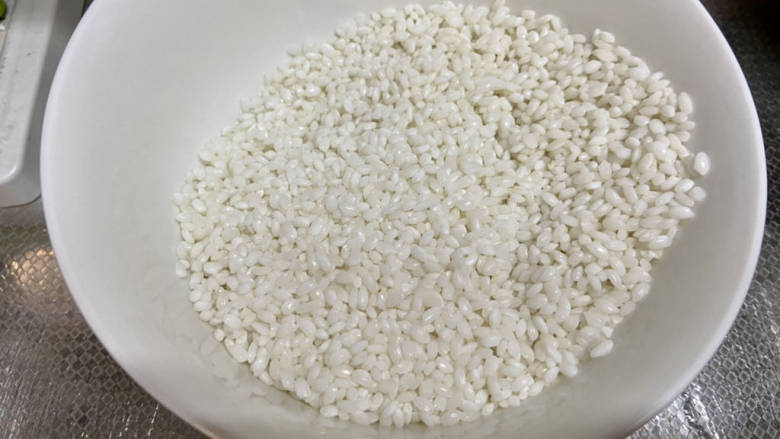 牛奶番薯粥➕牛奶鸡蛋红薯粥,泡发好的大米清洗干净沥水备用