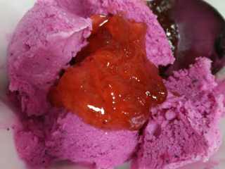 草莓冰激凌,这个做的红心火龙果味的，也很好吃哦😊